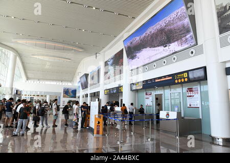 Passagers attendent pour leurs vols à l'aéroport de Chongqing Wushan, surnommée une '-dans-le-nuages' aéroport, à Chongqing, Chine, 16 août 2019. Dubbe Banque D'Images