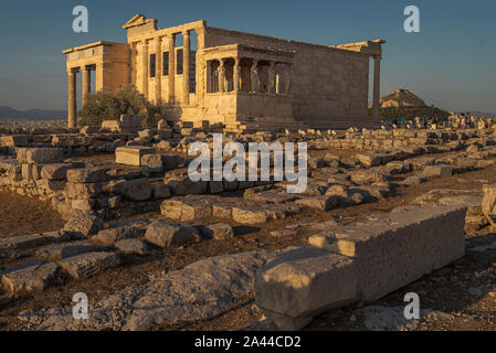 Ancient Erechtheion temple sur la colline de l'Acropole à Athènes, Grèce Banque D'Images