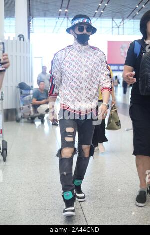 Acteur et chanteur taïwanais Jiro Wang arrive à l'Aéroport International de Pékin après l'atterrissage à Beijing, Chine, 19 août 2019. Veste : G Banque D'Images