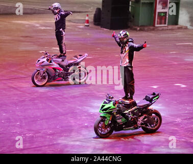 Les membres des équipes acrobatiques course de voiture effectuer au cours de la cérémonie de réouverture de Qinhuangdao Shougang Racing Valley dans la ville de Qinhuangdao, Chine du nord est H Banque D'Images