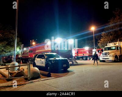 Slymar, Californie, USA. Oct 11, 2019. Tous les dangers à la gestion des incidents et le comté de Los Angeles Fire Department des camions à incendie le centre de commande. Credit : Amy Katz/ZUMA/Alamy Fil Live News Banque D'Images