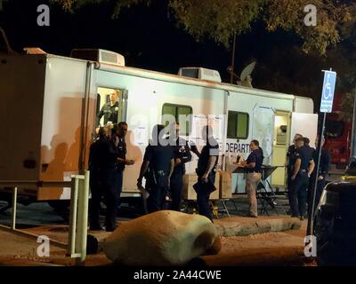 Slymar, Californie, USA. Oct 11, 2019. La Police du Comté de Los Angeles, tenir des réunions et de partager un repas à leur remorque à l'incendie du centre de commande Crédit : Amy Katz/ZUMA/Alamy Fil Live News Banque D'Images