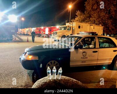 Slymar, Californie, USA. Oct 11, 2019. Police sur les prêts à l'incendie du centre de commande Crédit : Amy Katz/ZUMA/Alamy Fil Live News Banque D'Images