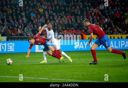 Prague, République tchèque. Oct 11, 2019. Raheem Sterling d'Angleterre (C) rivalise avec Jan Boril (L) de la République tchèque lors de l'UEFA Euro 2020 Groupe qualificatif d'un match de football entre la République tchèque et l'Angleterre à l'Sinobo Arena de Prague, la République tchèque, le 11 octobre 2019. Credit : Dana Kesnerova/Xinhua/Alamy Live News Banque D'Images