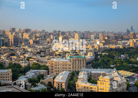 Survol panorama du quartier des affaires central de la ville et banlieue résidentielle dans les rayons de soleil, Baku, Azerbaïdjan Banque D'Images