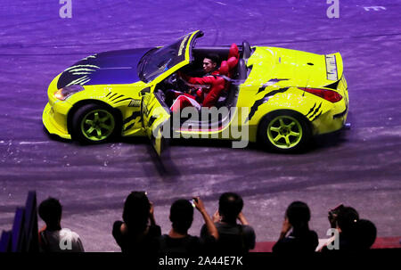 Les membres des équipes acrobatiques course de voiture effectuer au cours de la cérémonie de réouverture de Qinhuangdao Shougang Racing Valley dans la ville de Qinhuangdao, Chine du nord est H Banque D'Images