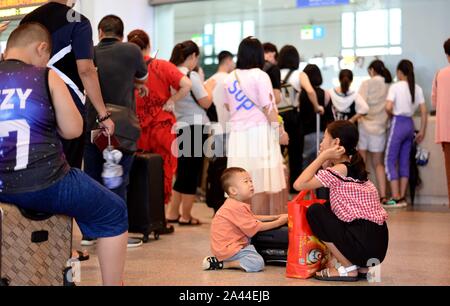 Voyageurs d'attendre en ligne pour obtenir un remboursement de leur billet à la gare de l'ouest de Jinan Jinan en ville, est de la Chine.s la province de Shandong, le 11 août 2019. Banque D'Images