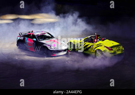 Les membres des équipes acrobatiques course de voiture effectuer au cours de la cérémonie de réouverture de Qinhuangdao Shougang Racing Valley dans la ville de Qinhuangdao, Chine du nord est H Banque D'Images