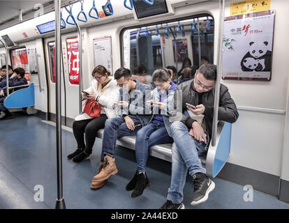 --FILE--Chinese passagers utilisent leurs smartphones pour surfer sur Internet dans un train de métro dans la ville de Chengdu, dans le sud-ouest de la province chinoise du Sichuan, le 5 février Banque D'Images
