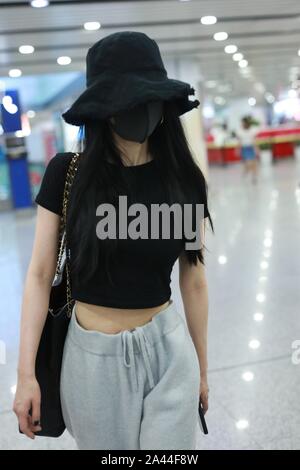 L'actrice chinoise Yang Mi arrive à l'Aéroport International de Pékin après l'atterrissage à Beijing, Chine, 28 août 2019. Sac à main Chanel : Banque D'Images