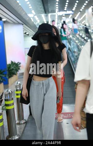 L'actrice chinoise Yang Mi arrive à l'Aéroport International de Pékin après l'atterrissage à Beijing, Chine, 28 août 2019. Sac à main Chanel : Banque D'Images