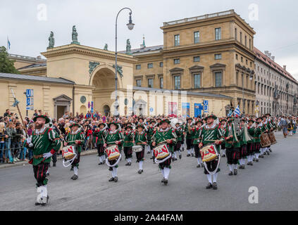 Le Cortège de fusiliers et costume pour l'Oktoberfest, Munich, Haute-Bavière, Bavaria, Germany, Europe Banque D'Images