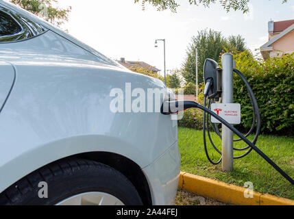 Voiture électrique Tesla, E-car à la station de charge de charge avec câble de charge, Vérone, Vénétie, Italie, Europe Banque D'Images