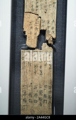 En bois et bambou glisse datant dynastie Qin (221 av. J.-C.-207 av. J.-C.) de la province du Hunan en Chine centrale sont affichées pendant l'exposition au N Banque D'Images