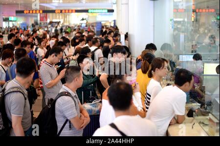 Voyageurs d'attendre en ligne pour obtenir un remboursement de leur billet à la gare de l'ouest de Jinan Jinan en ville, est de la Chine.s la province de Shandong, le 11 août 2019. Banque D'Images