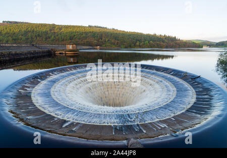 Boucher le trou de trop-plein Ladybower reservoir dans le Peak District, Derbyshire, Royaume-Uni Banque D'Images