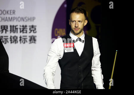 Judd Trump d'Angleterre pose avant leur dernier match face à Shaun Murphy de l'Angleterre au cours de la World Snooker 2019 Championnat International de Daqin Banque D'Images