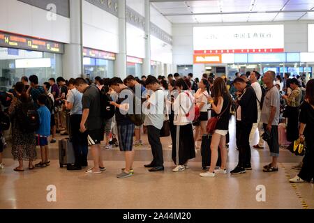 Voyageurs d'attendre en ligne pour obtenir un remboursement de leur billet à la gare de l'ouest de Jinan Jinan en ville, est de la Chine.s la province de Shandong, le 11 août 2019. Banque D'Images