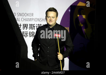 Shaun Murphy d'Angleterre pose avant leur dernier match face à Judd Trump d'Angleterre au cours de la World Snooker 2019 Championnat International de Daqin Banque D'Images