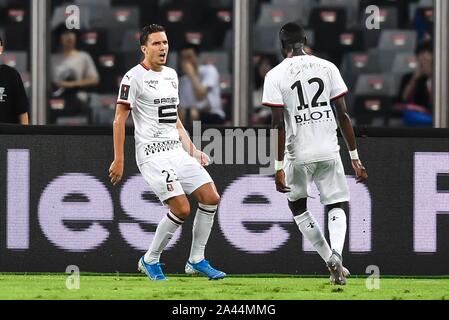 Adrien Hunou, gauche, du célèbre Stade Rennais avec James Lea Siliki après avoir marqué le premier but contre Paris Saint-Germain pendant le trophée des Banque D'Images