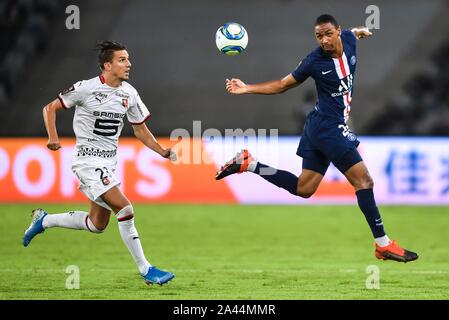 Adrien Hunou, gauche, de défis Stade Rennais Abdou Diallo du Paris Saint-Germain durant le trophée des Champions (match du Trophée des champions) dans Shen Banque D'Images