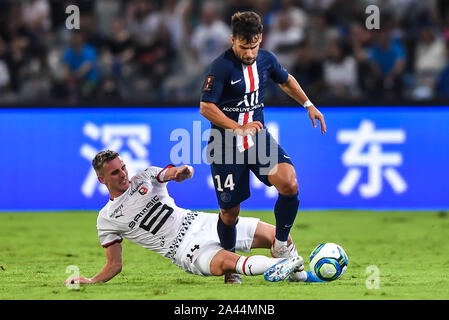 Juan Bernat, haut, du Paris Saint-Germain défis Benjamin Bourigeaud pendant le stade Rennais de Trophee des Champions (match du Trophée des champions) dans Banque D'Images