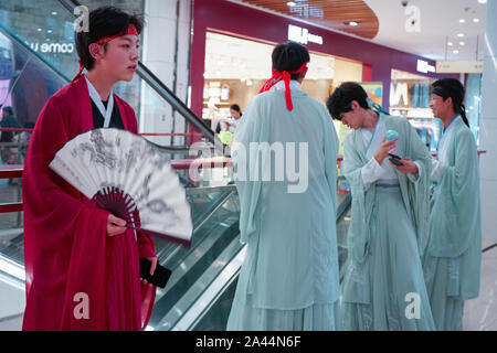 Des centaines de Chinois antique-chinese-amateurs de vêtements se rassemblent pour célébrer le Festival Qixi à Hefei city, est de la Chine, la province de l'Anhui, le 3 juillet 2019. Hun Banque D'Images