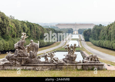 Palais Royal de Caserte c'est le plus grand palais érigé en Europe au cours du 18e siècle, comme le château de Versailles Banque D'Images