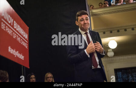 L'église paroissiale de St Pancras, London, UK. 24 août, 2015. Candidat à la direction du parti travailliste Andy Burnham assiste à une session de questions/réponses à Londres. Banque D'Images