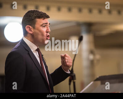 L'église paroissiale de St Pancras, London, UK. 24 août, 2015. Candidat à la direction du parti travailliste Andy Burnham assiste à une session de questions/réponses à Londres. Banque D'Images