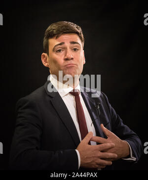 L'église paroissiale de St Pancras, London, UK. 24 août, 2015. Candidat à la direction du parti travailliste Andy Burnham assiste à une session de questions/réponses à Londres. Banque D'Images