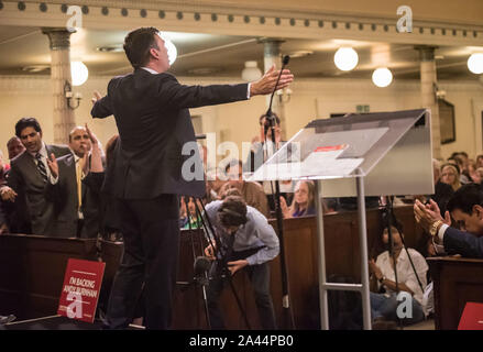 L'église paroissiale de St Pancras, London, UK. 24 août, 2015. Candidat à la direction du parti travailliste Andy Burnham assiste à une session de questions/réponses à Londres. Banque D'Images