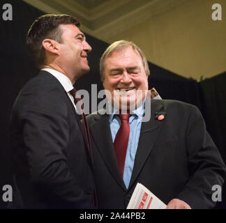 L'église paroissiale de St Pancras, London, UK. 24 août, 2015. Candidat à la direction du parti travailliste Andy Burnham assiste à une session de questions/réponses à Londres. Banque D'Images