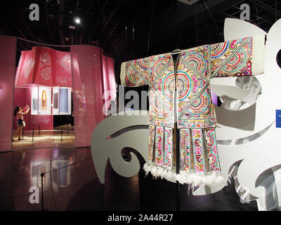 Les une robe avec des motifs décoratifs ethniques au cours d'une exposition au Musée d'Art de Beijing à Beijing, Chine, 7 août 2019. Un Banque D'Images