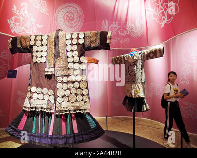 Les une robe avec des motifs décoratifs ethniques au cours d'une exposition au Musée d'Art de Beijing à Beijing, Chine, 7 août 2019. Un Banque D'Images