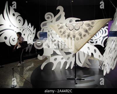 Les visiteurs voir une œuvre d'art avec des motifs décoratifs ethniques au cours d'une exposition au Musée d'Art de Beijing à Beijing, Chine, 7 août 2019. Banque D'Images