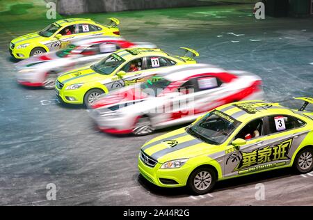 Les membres des équipes acrobatiques course de voiture effectuer au cours de la cérémonie de réouverture de Qinhuangdao Shougang Racing Valley dans la ville de Qinhuangdao, Chine du nord est H Banque D'Images