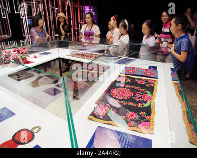 Les visiteurs voir une œuvre d'art avec des motifs décoratifs ethniques au cours d'une exposition au Musée d'Art de Beijing à Beijing, Chine, 7 août 2019. Banque D'Images