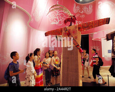 Les une robe avec des motifs décoratifs ethniques au cours d'une exposition au Musée d'Art de Beijing à Beijing, Chine, 7 août 2019. Un Banque D'Images