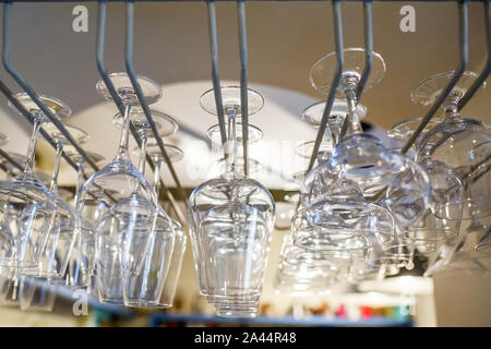 Rangées de verres vides accrocher au parti de la réception table dans un bar. Fermer jusqu'à la rangée de verres se préparer à dîner pour service Banque D'Images