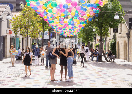 Paris Cour Saint Emilion - Personnes dans le village de Bercy à la Cour Saint Emilion, un open air shooping salon dans le 12ème arrondissement de Paris. Banque D'Images