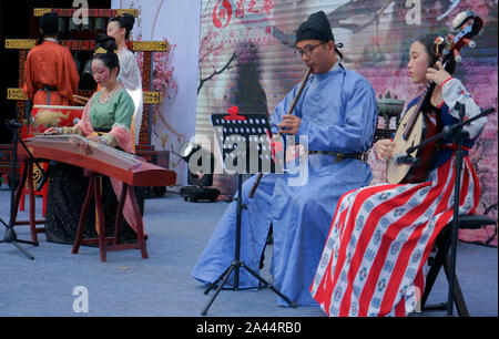Des centaines de Chinois antique-chinese-amateurs de vêtements se rassemblent pour célébrer le Festival Qixi à Hefei city, est de la Chine, la province de l'Anhui, le 3 juillet 2019. Hun Banque D'Images