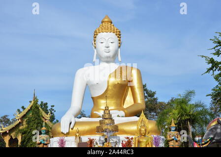 Big White sainte image du Bouddha en Wat Phrathat Doi Kham ancien temple en Thailande Banque D'Images