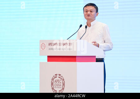 --FILE--Jack Ma ou Ma Yun, co-fondateur et président du Groupe d''Alibaba, prononce un discours lors de la cérémonie d'ouverture de la Chine de l'APEC CEO Forum 2019 Banque D'Images