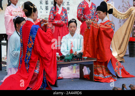 Des centaines de Chinois antique-chinese-amateurs de vêtements se rassemblent pour célébrer le Festival Qixi à Hefei city, est de la Chine, la province de l'Anhui, le 3 juillet 2019. Hun Banque D'Images