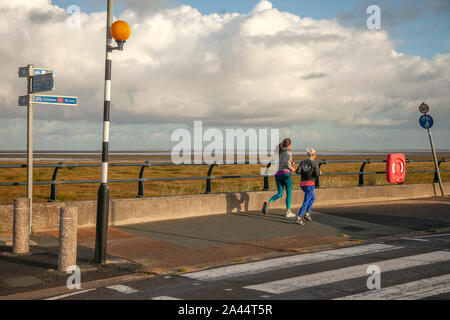 Southport, Merseyside. Météo britannique. 12 octobre, 2019. La pluie tôt le matin pour les coureurs, suivi par grandir dans des conditions de recours. Credit : MediaWorldImages/Alamy Live News Banque D'Images