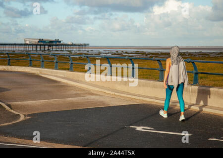 Southport, Merseyside. Météo britannique. 12 octobre, 2019. La pluie tôt le matin pour les coureurs, suivi par grandir dans des conditions de recours. Credit : MediaWorldImages/Alamy Live News Banque D'Images