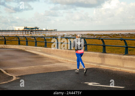 Southport, Merseyside. Météo britannique. 12 octobre, 2019. La pluie tôt le matin pour les coureurs, suivi par grandir dans des conditions de recours. Credit : MediaWorldImages/Alamy Live News Banque D'Images