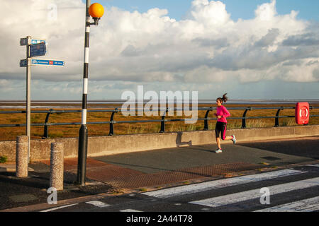 Southport, Merseyside. Météo britannique. 12 octobre, 2019. La pluie tôt le matin pour les coureurs, suivi par grandir dans des conditions de recours. Credit : MediaWorldImages/Alamy Live News Banque D'Images