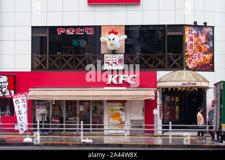 Tokyo, Japon - 29 août 2016 : le fast-food KFC vue avant extérieur avec figurine angry bird près de Ueno Park Banque D'Images